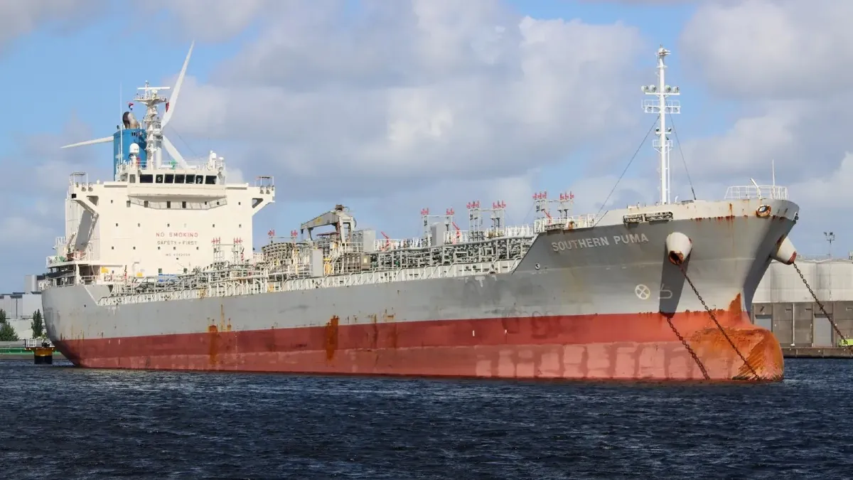 El choque de dos buques en el Estrecho provoca un vertido en aguas de Algeciras