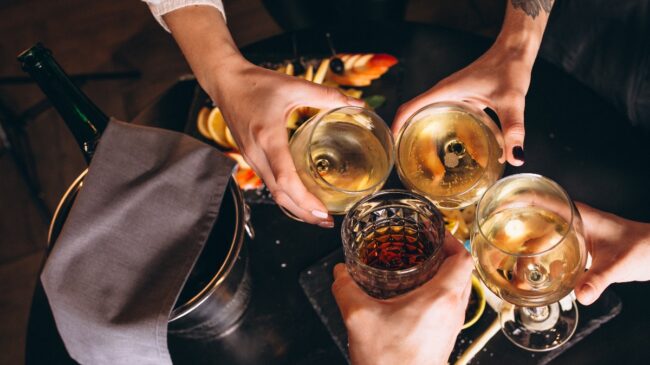 ¿Cuántas copas de vino o cervezas se pueden tomar a la semana sin poner en riesgo la salud?