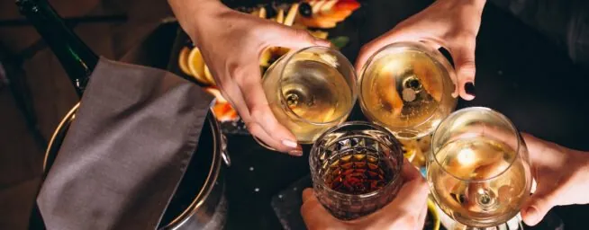 ¿Cuántas copas de vino o cervezas se pueden tomar a la semana sin poner en riesgo la salud?