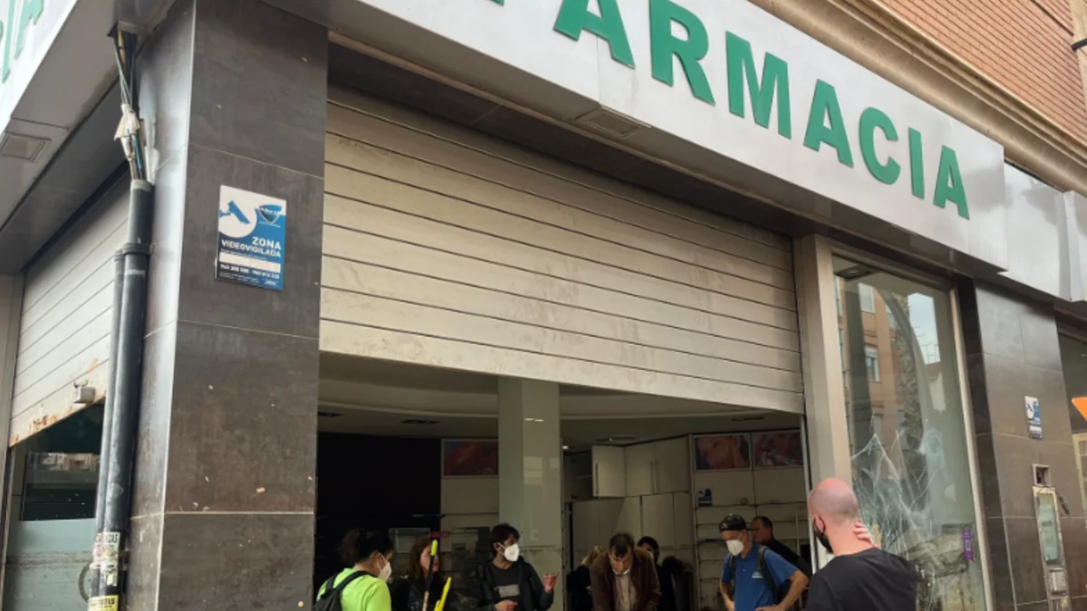 Farmacéuticos madrileños viajan a las zonas afectadas por la DANA para reabrir farmacias