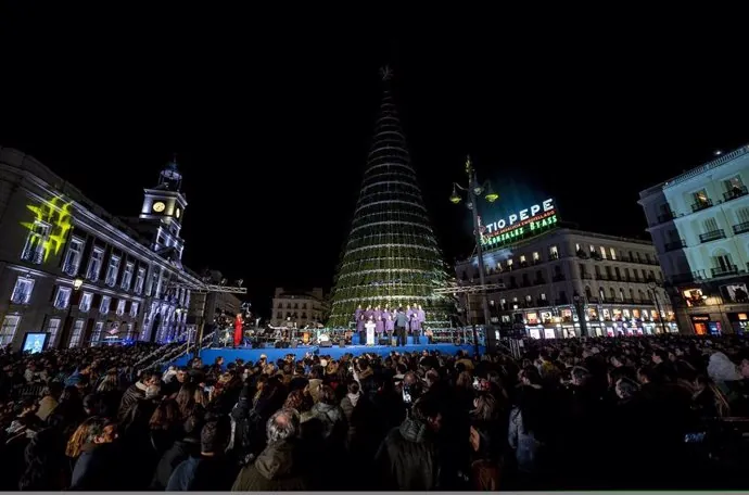 Gran afluencia de turistas en la Puerta del Sol de Madrid  durante el  puente de diciembre del pasado año: (EP)