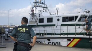 Un muerto al chocar una patrullera de la Guardia Civil con una narcolancha con hachís en Cádiz