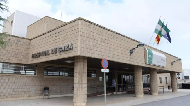 Denuncian al gerente de un hospital de Granada por doblarse el sueldo con guardias ilegales