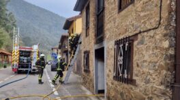 Los bomberos extinguen un incendio en una vivienda de Cabezón de Liébana (Cantabria)