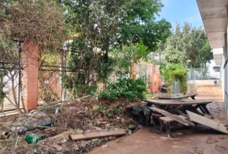 Una asociación inicia la restauración de jardines y huertos de colegios devastados por la DANA