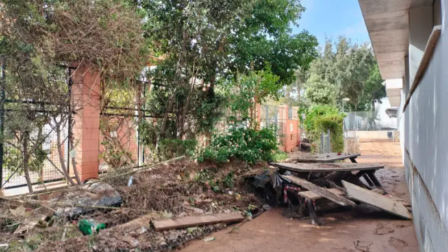 Una asociación inicia la restauración de jardines y huertos de colegios devastados por la DANA