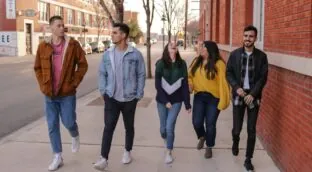 Los jóvenes de 14 a 24 años en Cataluña son los que más usan el castellano en su ocio