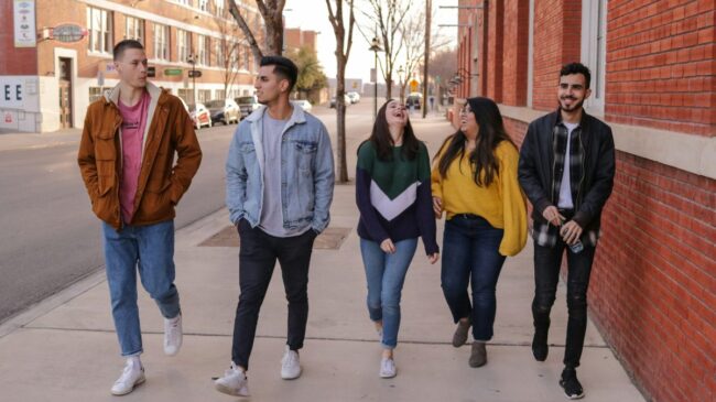 Los jóvenes de 14 a 24 años en Cataluña son los que más usan el castellano en su ocio