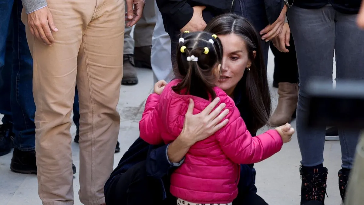 Felipe y Letizia vuelven a Valencia bajo un baño de masas: su momento más tierno con una niña