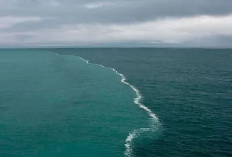 ¿Por qué hay una línea visible que separa el agua del océano Atlántico de la del Pacífico?