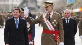 Mañueco resalta el «comportamiento ejemplar» de Felipe y Letizia tras los disturbios de Paiporta