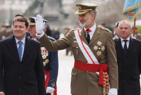 Mañueco resalta el «comportamiento ejemplar» de Felipe y Letizia tras los disturbios de Paiporta