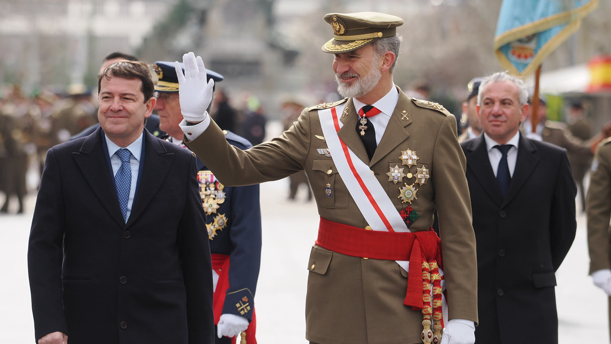 Mañueco resalta el «comportamiento ejemplar» de Felipe y Letizia tras los disturbios de Paiporta