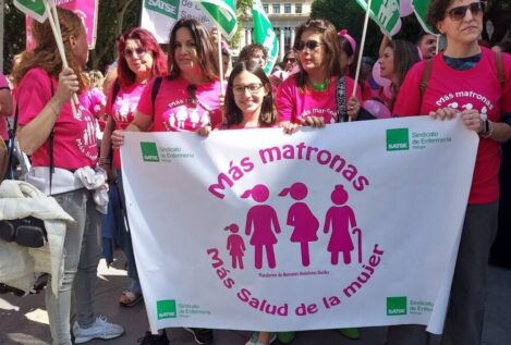 Enfermeros andaluces reclaman a la Junta «al menos» una matrona para cada centro de salud