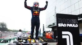 Max Verstappen encadena su cuarto título seguido en la Fórmula 1, con Sainz en el podio