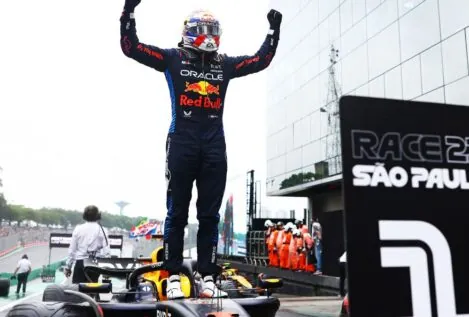 Max Verstappen encadena su cuarto título seguido en la Fórmula 1, con Sainz en el podio