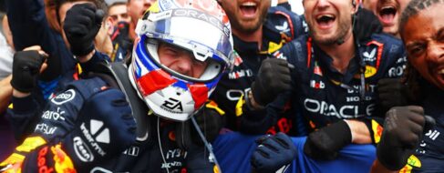 Max Verstappen encadena su cuarto título seguido en la Fórmula 1, con Sainz en el podio