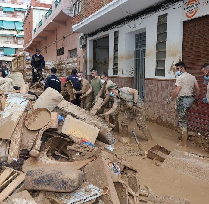 Sánchez anuncia que ya hay 14.898 militares, policías y guardias civiles en Valencia