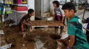 «Solo el pueblo salva al pueblo« de la DANA: voluntarios y cooperativas dan la cara