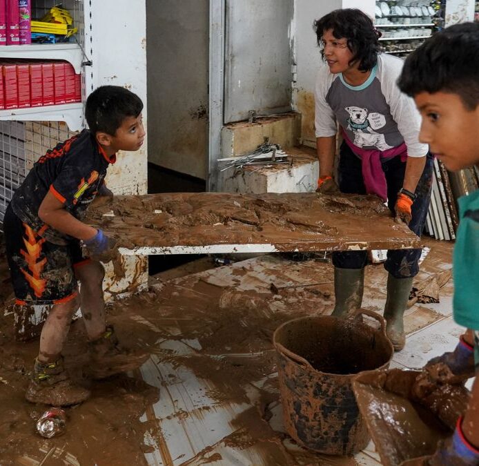 «Solo el pueblo salva al pueblo« de la DANA: voluntarios y cooperativas dan la cara