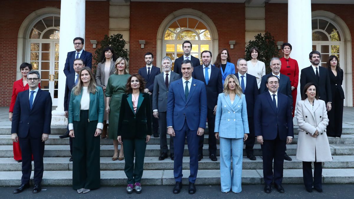 Sánchez preside la foto oficial del Gobierno tras la incorporación de Sara Aagesen