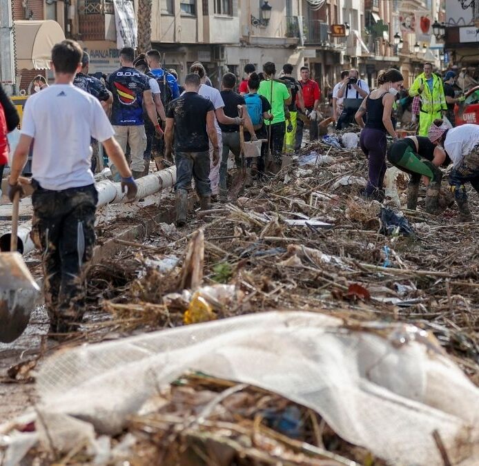 Paiporta «sigue sumida en un desastre humanitario» y pide ayuda a las instituciones