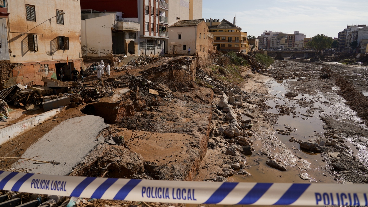 Guardias civiles de Paiporta lograron salvar a unas cien personas arrastradas por la DANA