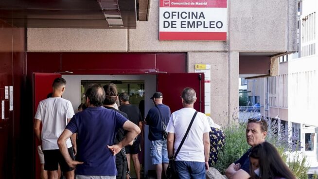 El paro subió en 26.769 personas en octubre lastrado por el sector servicios