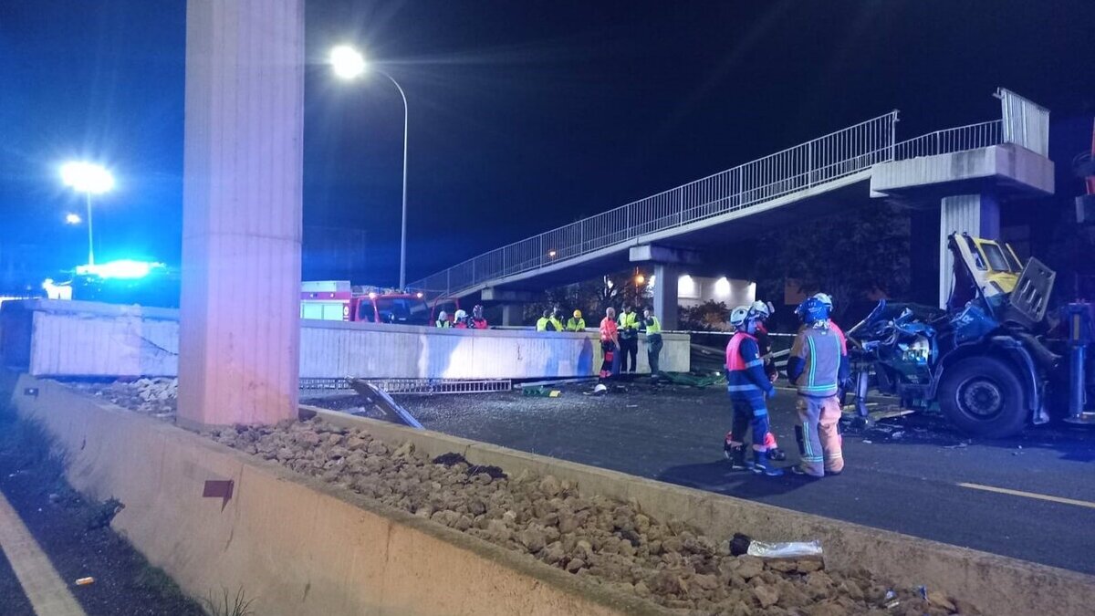 Cuatro heridos graves tras caer una pasarela peatonal golpeada por un camión en Mallorca