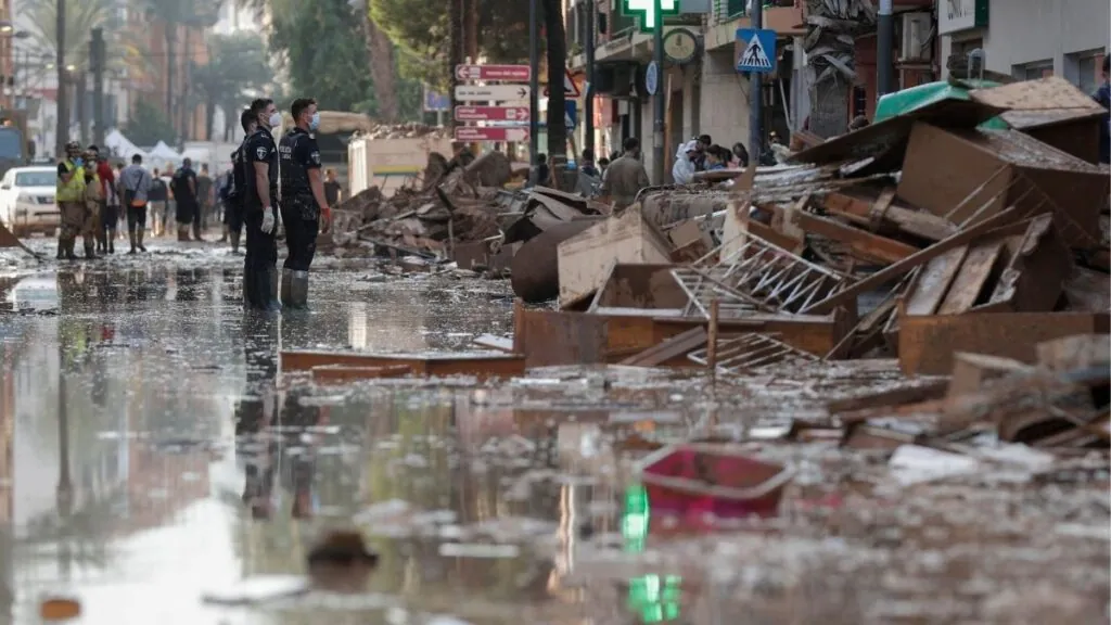 Efectivos de la Policía Local trabajan para despejar una calle de Paterna (Valencia).