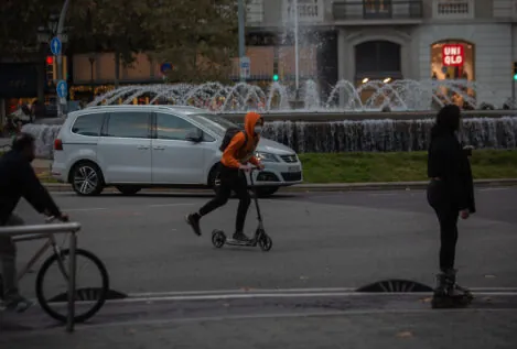 Barcelona avala el casco obligatorio para circular en patinete a partir de febrero de 2025