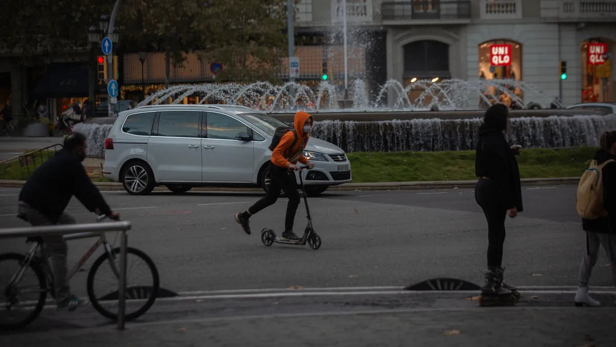 Barcelona avala el casco obligatorio para circular en patinete a partir de febrero de 2025