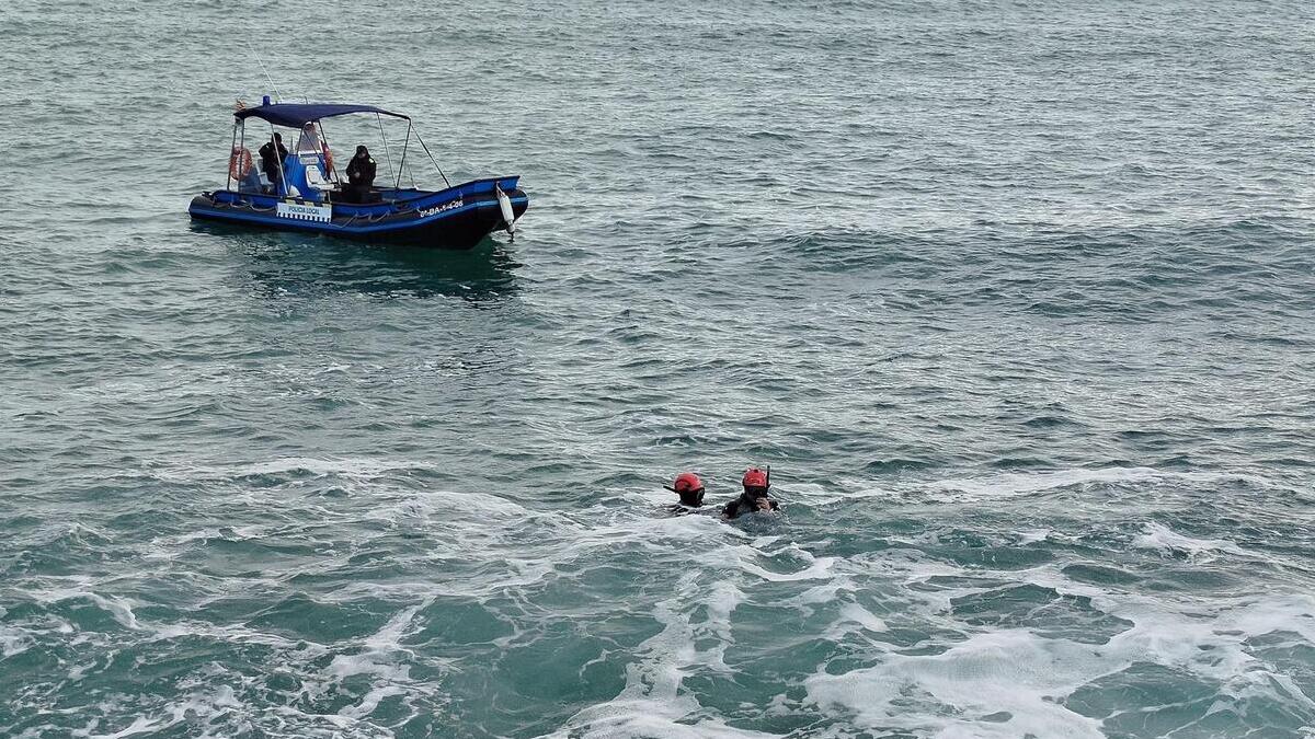 Continúa la búsqueda del hombre que saltó al mar para intentar salvar a su perro en Gerona