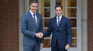 Sánchez cierra el traspaso al País Vasco de los permisos de trabajo a extranjeros