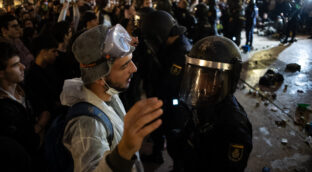 Tres detenidos y 30 policías heridos en los disturbios en Valencia en la protesta de la DANA