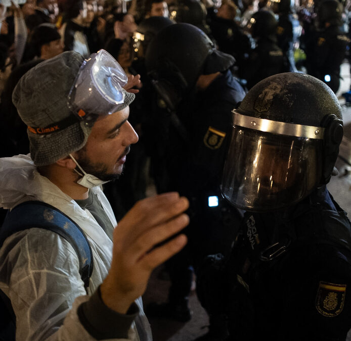 Tres detenidos y 30 policías heridos en los disturbios en Valencia en la protesta de la DANA