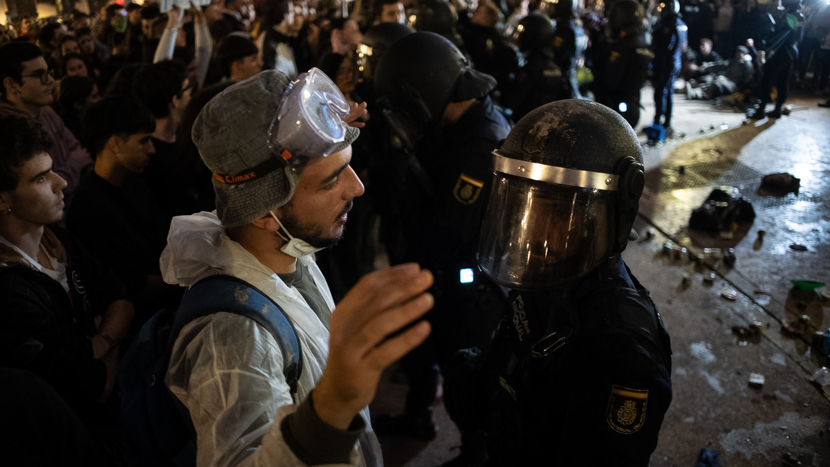 Tres detenidos y 30 policías heridos en los disturbios en Valencia en la protesta de la DANA