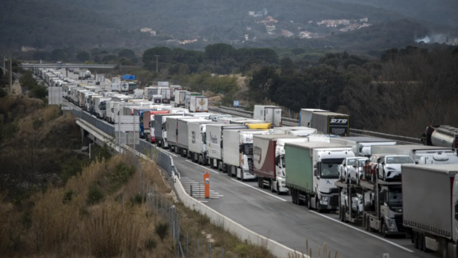 Caos en la AP-7 en Gerona por las protestas de agricultores franceses: 750 camiones retenidos