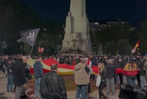 La Policía carga contra manifestantes en una nueva protesta contra el PSOE en Ferraz