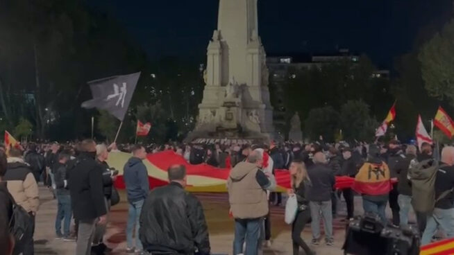 La Policía carga contra manifestantes en una nueva protesta contra el PSOE en Ferraz