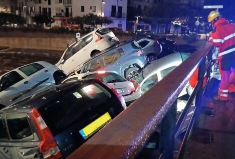 La riada de Cadaqués (Gerona) arrastra 32 coches durante las lluvias de la madrugada