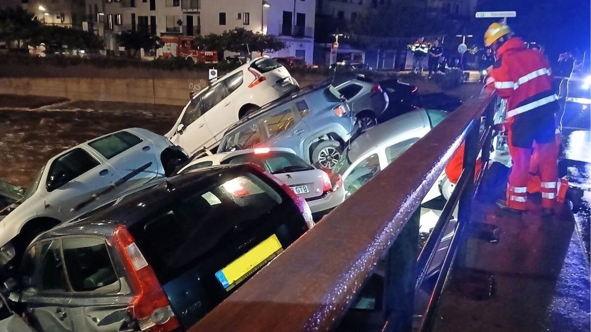 La riada de Cadaqués (Gerona) arrastra 32 coches durante las lluvias de la madrugada