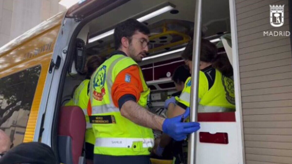 Sanitarios de Madrid desplegados por la riada asisten un parto en plena calle de Alfafar