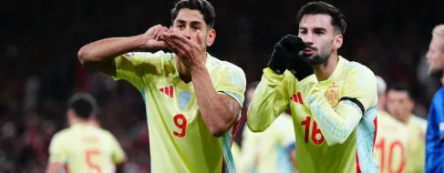 España brilla y sufre en Copenhague y se alza con el liderazgo en la Liga de Naciones