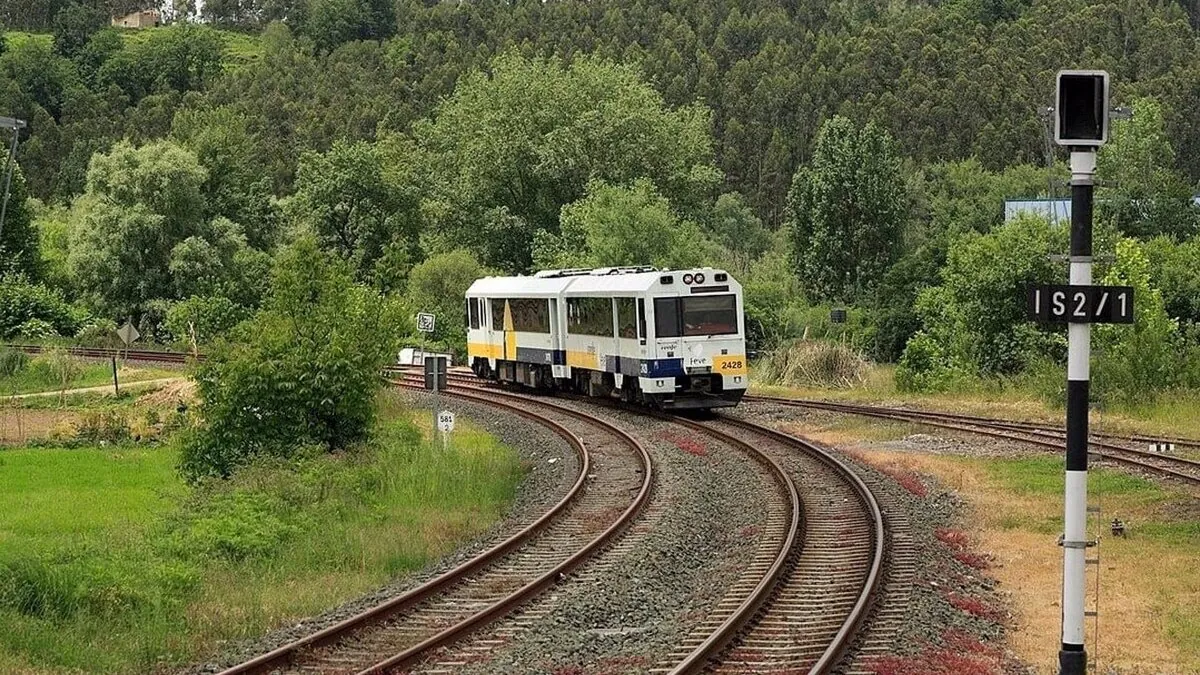 Muere un conductor de 74 años arrollado por un tren en un paso a nivel en Gibaja (Cantabria)