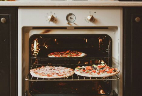 Este es el truco infalible para limpiar la rejilla del horno sin mover un dedo