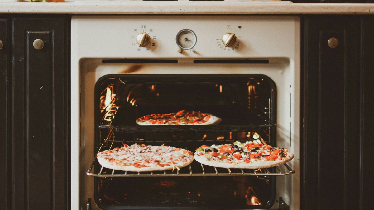 Este es el truco infalible para limpiar la rejilla del horno sin mover un dedo