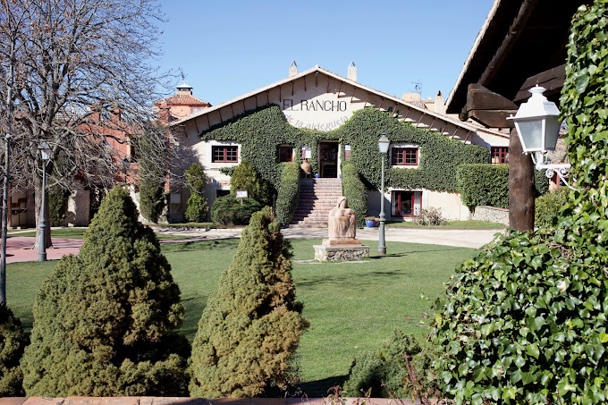 Fachada de El Rancho de la Aldegüela, Torrecaballeros, Segovia: (El Rancho de la Aldegüela)