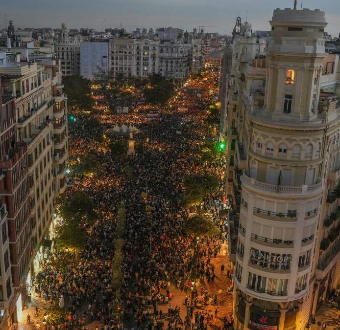 Una marcha multitudinaria reclama en Valencia la dimisión de Mazón por su gestión de la DANA