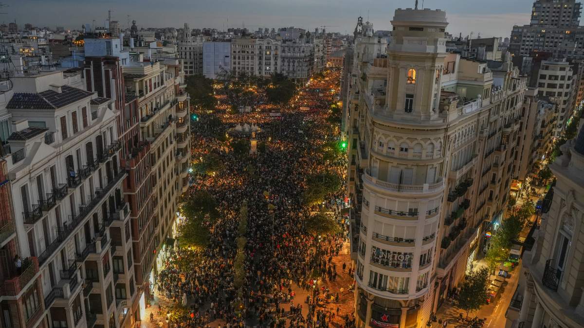 Una marcha multitudinaria reclama en Valencia la dimisión de Mazón por su gestión de la DANA